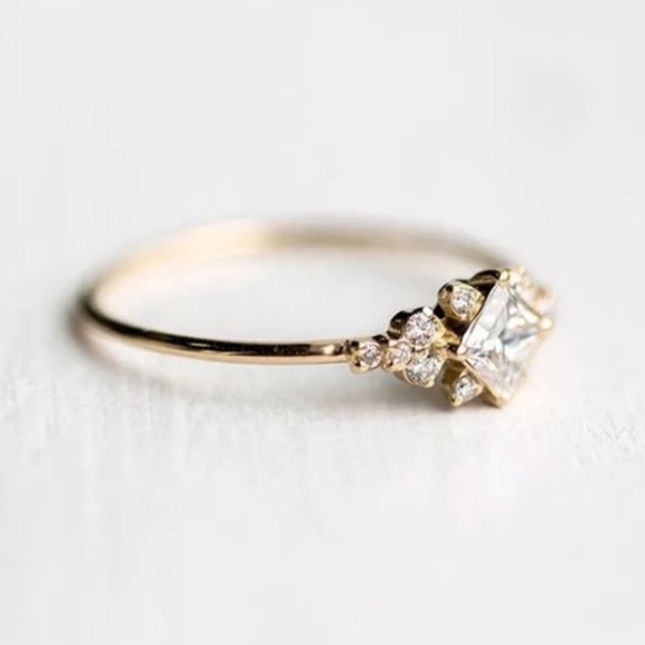 18k Gorgeous White Sapphire Ring - Picture 4 of 5